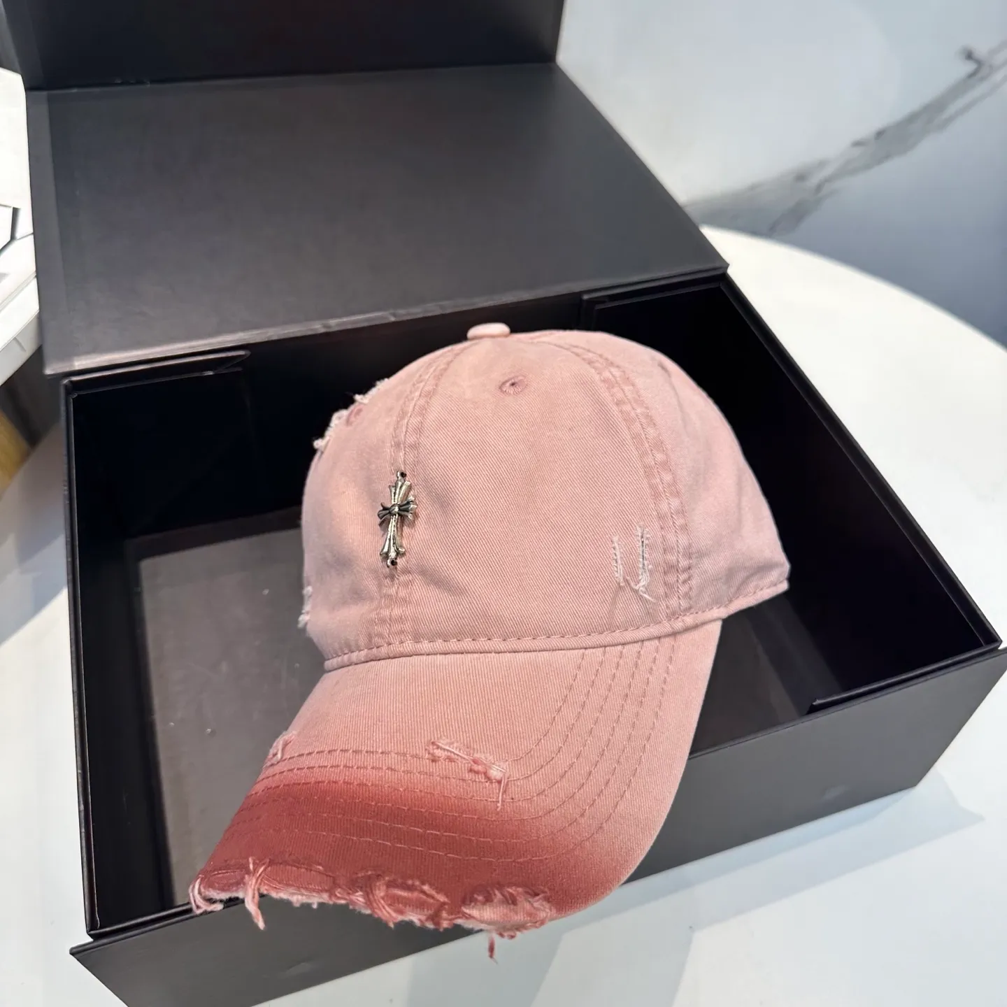 P70 Crow Heart 🆕🆕New baseball cap, stylish and classic cross logo, casual with a cool feeling, unisex style, same style for men and women! Very easy to match! Head circumference: 56-58cm is available